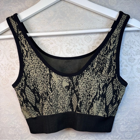 Fabletics Kamila Seamless Bra Green Reptilia Black Sports Bra Small - Picture 6 of 7